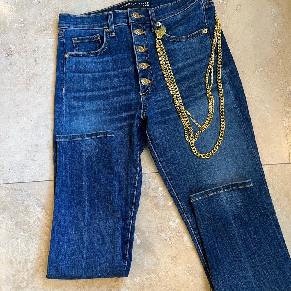 VERONICA BEARD DEBBIE HANGING
GOLD CHAIN SKINNY LEG HIGH RISE
WAISTED BLUE JEANS